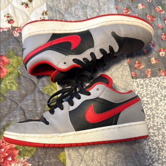 Nike Black and Red Low-Top Sneakers - Picture 2 of 8